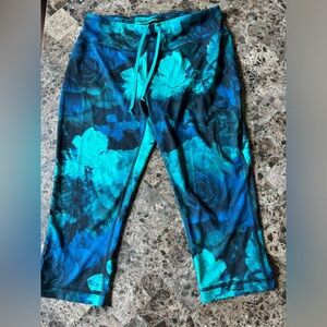 Danskin cropped Floral yoga pants - size medium 8-10